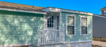 Dog-friendly cottage with full kitchen, central AC, & washer/dryer