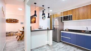 Apartamento | Cocina privada | Frigorífico grande, microondas, horno y placa de cocina