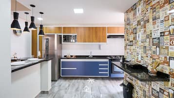 Apartamento | Cocina privada | Frigorífico grande, microondas, horno y placa de cocina