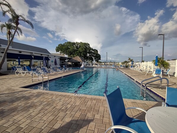 A heated pool - Live in Paradise! Newly remodeled mobile home in a 55+ water front park! (St. Petersburg)