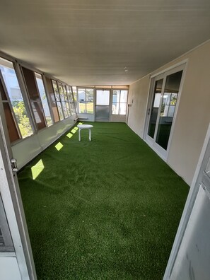 Interior - Live in Paradise! Newly remodeled mobile home in a 55+ water front park! (St. Petersburg)