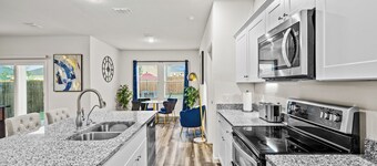 Crew Stay: Sleeps 10, Wi-Fi, Parking, Big Backyard