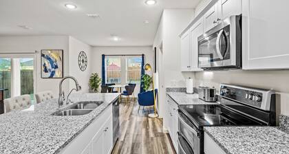 Crew Stay: Sleeps 10, Wi-Fi, Parking, Big Backyard