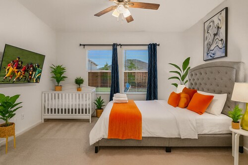 Crew Stay: Sleeps 10, Wi-Fi, Parking, Big Backyard