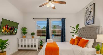 Crew Stay: Sleeps 10, Wi-Fi, Parking, Big Backyard