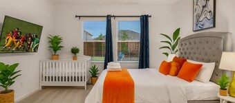 Crew Stay: Sleeps 10, Wi-Fi, Parking, Big Backyard