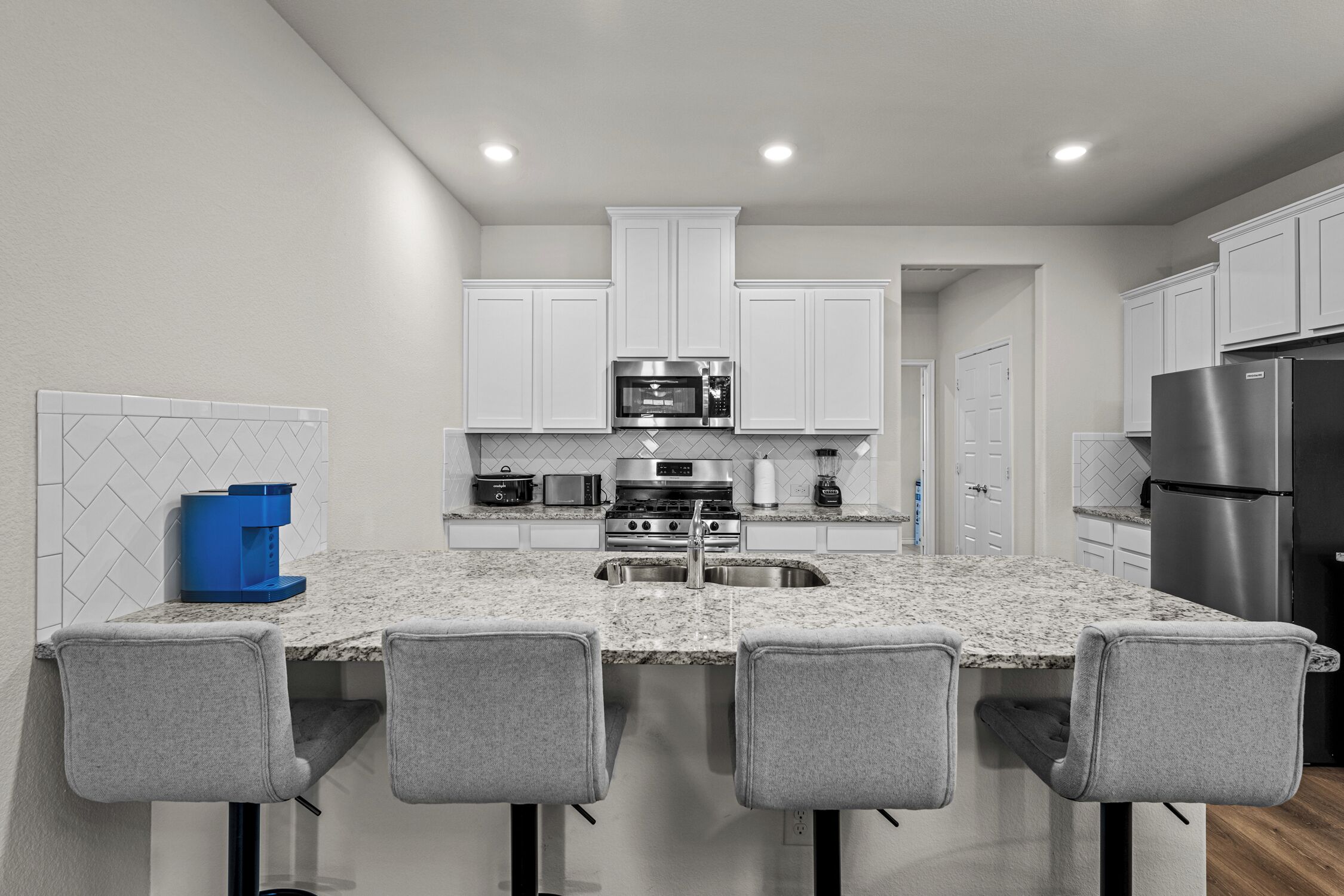 雪櫃、微波爐、焗爐、爐具