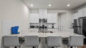 雪櫃、微波爐、焗爐、爐具