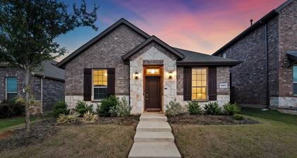 Single-Level Crew Stay | 3BR Near Aubrey Projects