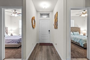 3 bedrooms, desk, iron/ironing board, travel crib - Single-Level 3BR for Crews | Yard & Garage (Krugerville)