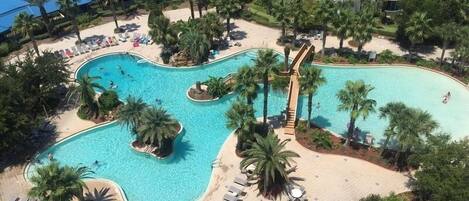 Una piscina al aire libre, una piscina climatizada
