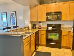 ثلاجة، ميكروويف، فرن، موق�د طهي مسطح