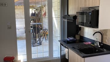 Jääkaappi, mikroaaltouuni, uuni, kahvin-/teenkeitin