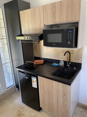 Fridge, microwave, oven, coffee/tea maker - Complexe Familial Avec Grand Terrain et Location de van Américain (Charmes)