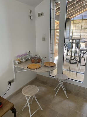 Dining - Complexe Familial Avec Grand Terrain et Location de van Américain (Charmes)