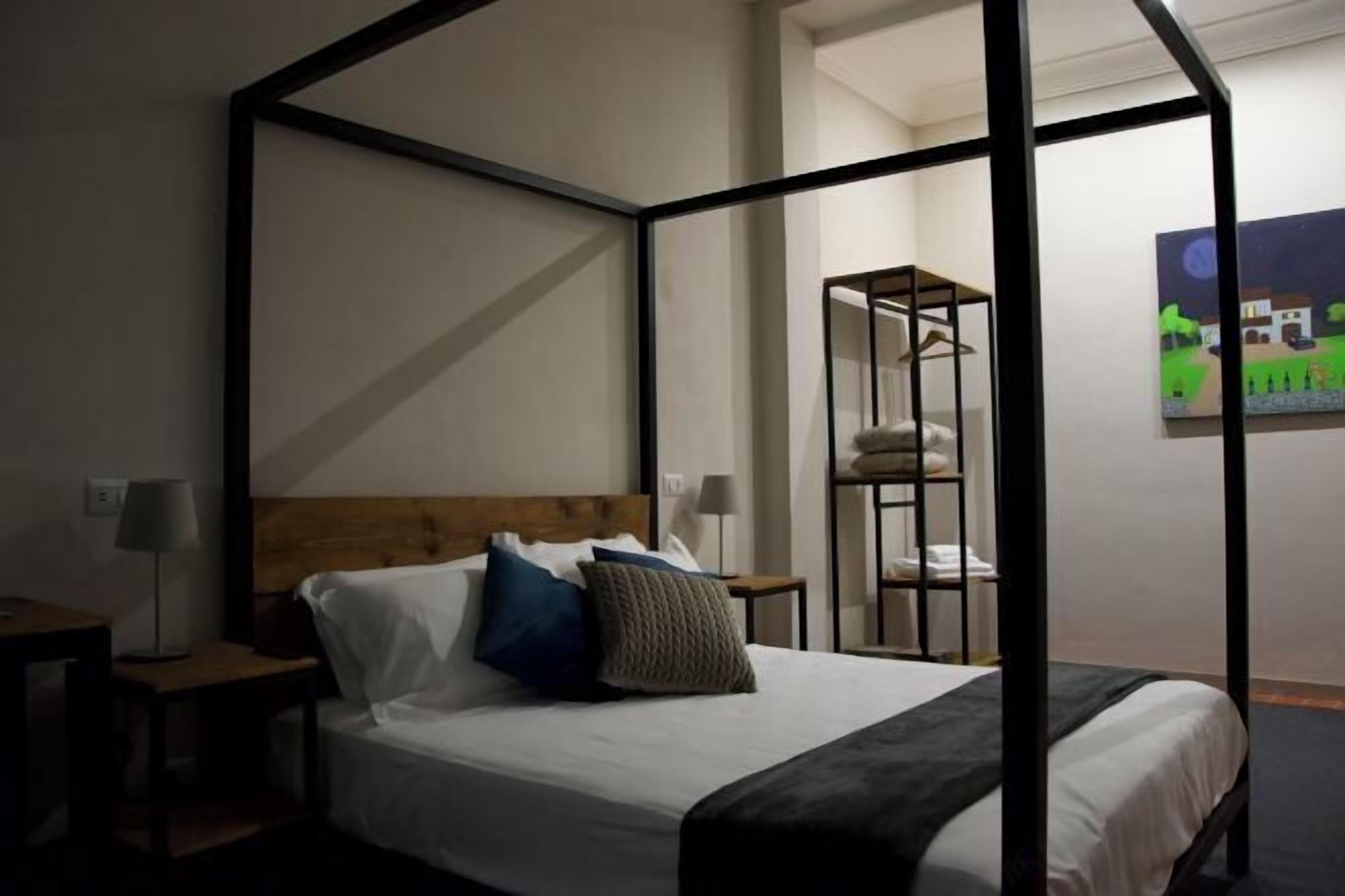 1 makuuhuone, tallelokero huoneessa, työpöytä, silitysrauta/-lauta