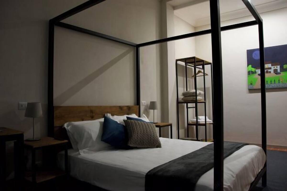 1 Schlafzimmer, Zimmersafe, Schreibtisch, Bügeleisen/Bügelbrett