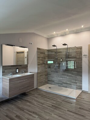 Honeymoon-Suite | Badezimmer | Haartrockner, Handtücher, Seife, Shampoo