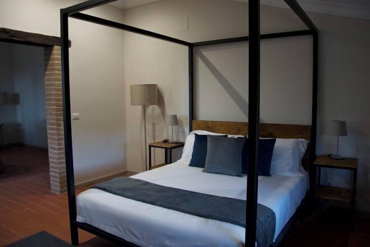 1 Schlafzimmer, Zimmersafe, Schreibtisch, Bügeleisen/Bügelbrett