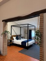 1 habitación, caja de seguridad en la habitación y escritorio 