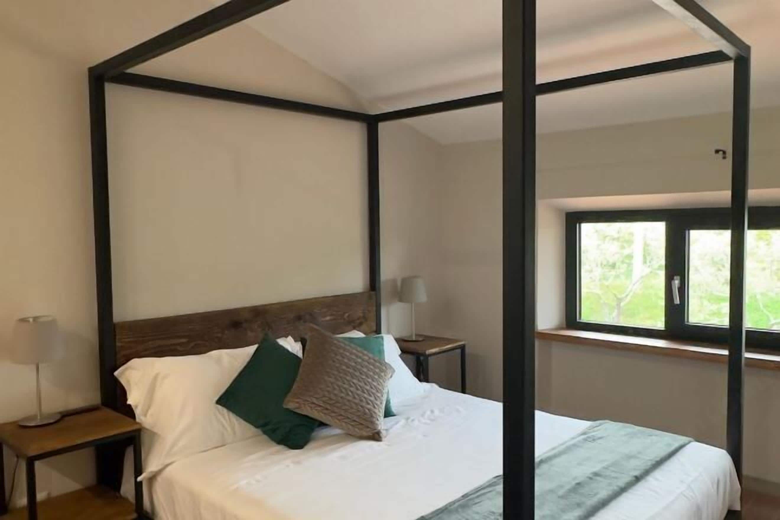 1 makuuhuone, tallelokero huoneessa, työpöytä, silitysrauta/-lauta