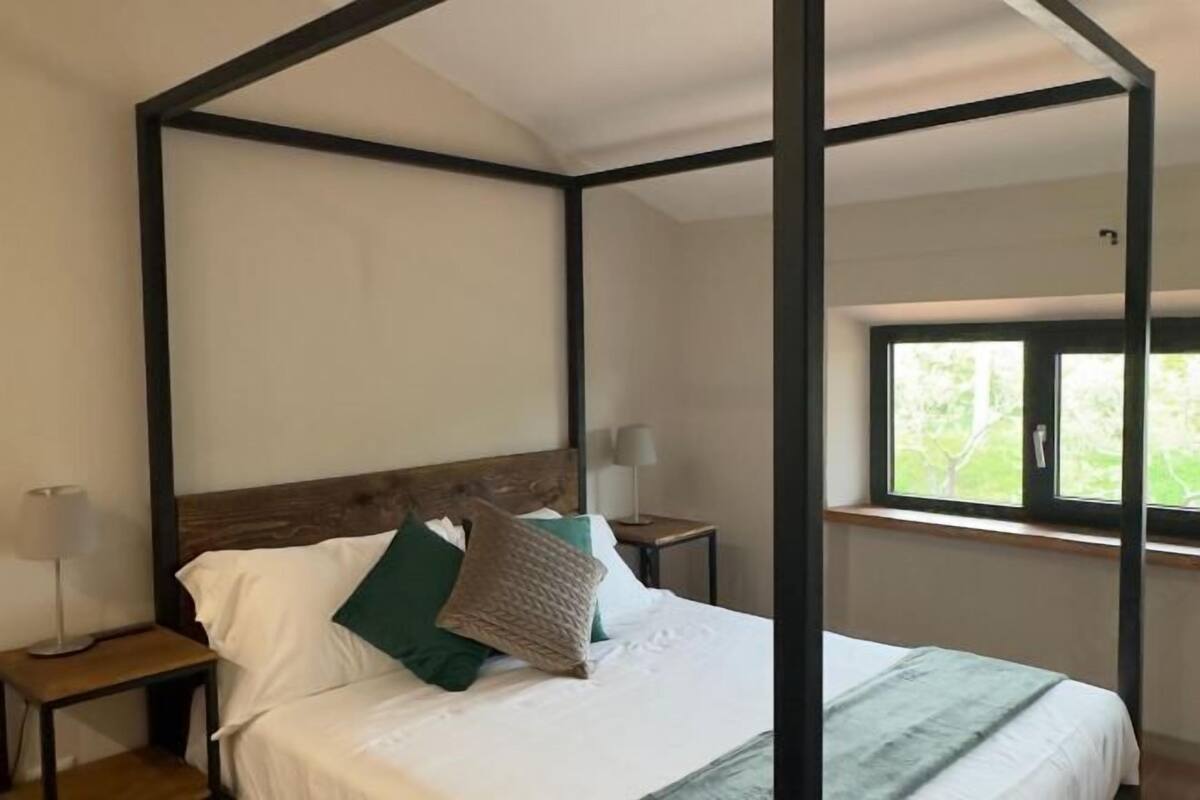 1 Schlafzimmer, Zimmersafe, Schreibtisch, Bügeleisen/Bügelbrett