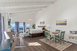 1 bedroom, iron/ironing board, free WiFi, bed sheets - Romantic Getaway | Luxury Oceanfront Studio (Oceanside)