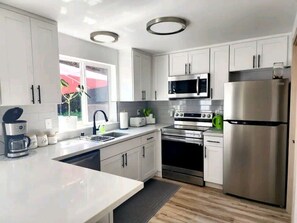 Frigorífico, microondas, horno y placa de cocina