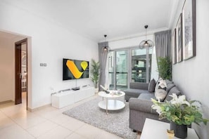 Departamento de lujo | Área de sala de estar | Smart TV de 65 pulgadas con canales por cable 
