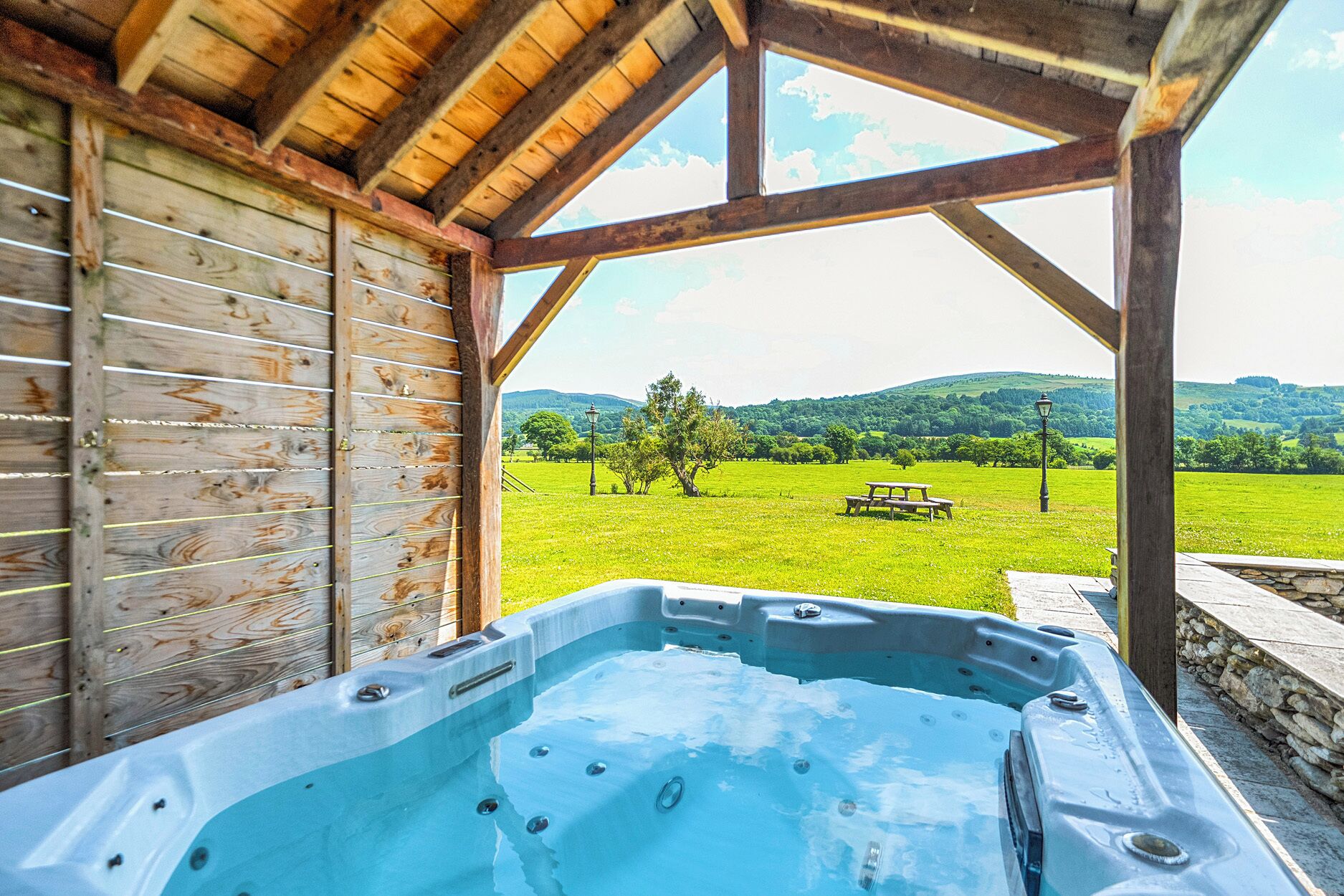 Cottage | Outdoor spa tub
