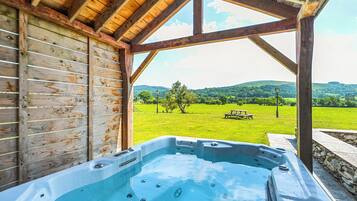 Cottage | Outdoor spa tub