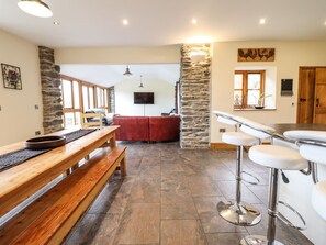 Fridge, dishwasher, electric kettle, cookware/dishes/utensils - The Barn (Corwen)