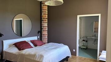 4 chambres, bureau, fer et planche Ă repasser, lit parapluie