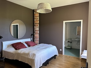 4 habitaciones, escritorio y tabla de planchar con plancha
