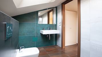 Douche, sĂšche-cheveux, bidet, serviettes fournies