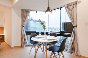Departamento Confort | 1 habitación, decoración personalizada, muebles diferentes y escritorio 