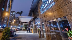 A hotel entrance with a sign for 'EdPardo Doubletree by Hilton' and a 'Mahan Sports Club' sign. - ALU Apartments - Miraflores Central (Lima)
