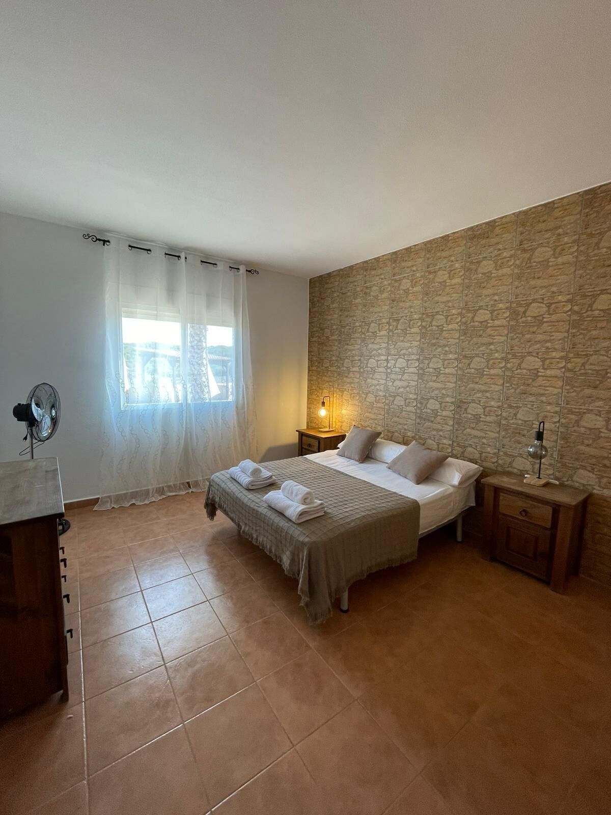 5 bedrooms, iron/ironing board, WiFi, bed sheets