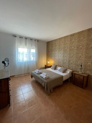 5 bedrooms, iron/ironing board, WiFi, bed sheets