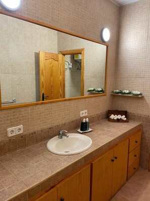 Ducha, secador de pelo, toallas y jabón