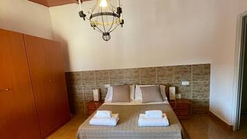 5 slaapkamers, een strijkplank/strijkijzer, wifi, beddengoed