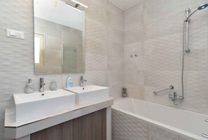 Bathroom - Villa mit Pool und Klimaanlage (Kosinožići)