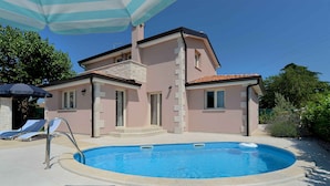 A two-story house with a swimming pool, a covered patio area, and a stone staircase. - Villa mit Pool und Klimaanlage (Kosinožići)