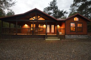 Exterior - Buck-Eye Hollow 2 bedroom, 2 bath, fire pit, hot tub! (Broken Bow)