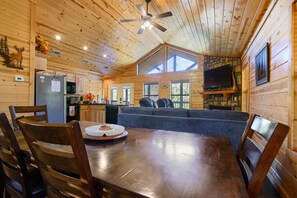 Interior - Buck-Eye Hollow 2 bedroom, 2 bath, fire pit, hot tub! (Broken Bow)