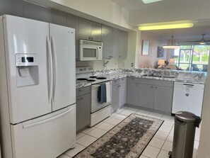 Fridge, microwave, oven, stovetop - Stunning 2/2 Carlton Lakes Condo: Your Naples, FL Paradise Awaits! (Naples)
