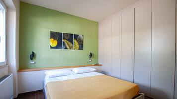 1 camera, ferro/asse da stiro, lenzuola