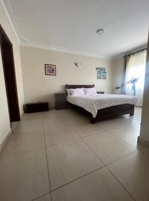 3 bedrooms, free WiFi, bed sheets - Secure and spacious Three Bedrooms (Kampala)