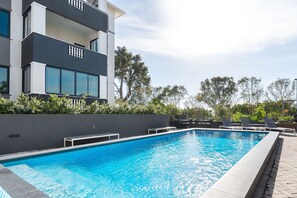 Outdoor pool - Luxury Green Point Apartment, Pool, Balcony (Cape Town)