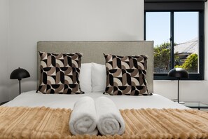 1 bedroom, iron/ironing board, Internet, bed sheets - Light and Bright Sea Point Apart, New Development (Cape Town)